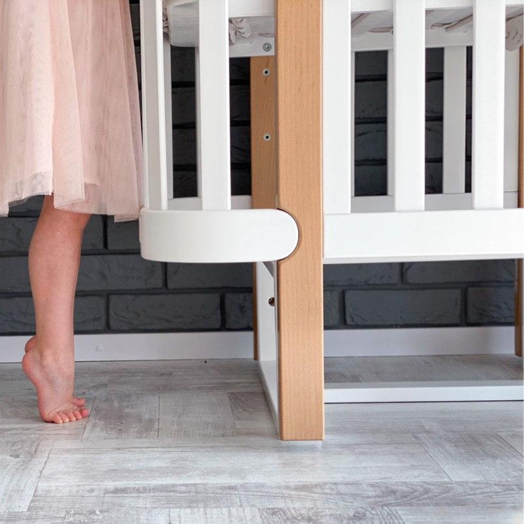 Houpací mechanismus pro kolébání Gekko Kids. Pro postýlky Zukko a Zukko Soft. Dřevěný, podélný, bez šuplíku. Bílá.